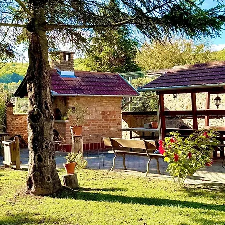 Kisbattyan Vendeghaz Apartment Komlo Exterior photo